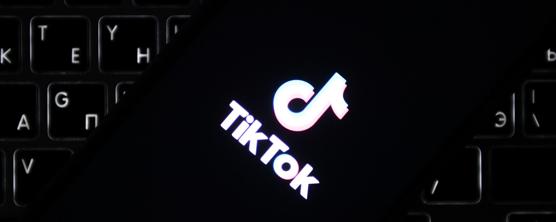 Иконка мобильного приложения TikTok на экране мобильного телефона - Sputnik Южная Осетия, 1920, 17.04.2024