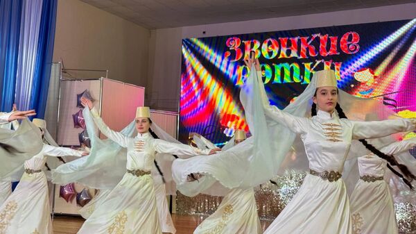 Звонкие нотки: в ДДТ в Цхинвале прошел республиканский фестиваль детской песни  - Sputnik Южная Осетия