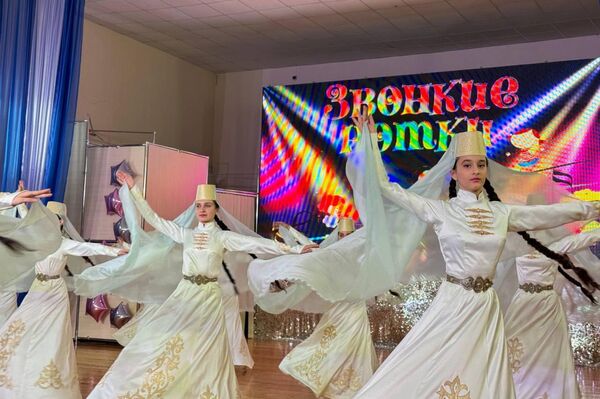 Звонкие нотки: в ДДТ в Цхинвале прошел республиканский фестиваль детской песни  - Sputnik Южная Осетия