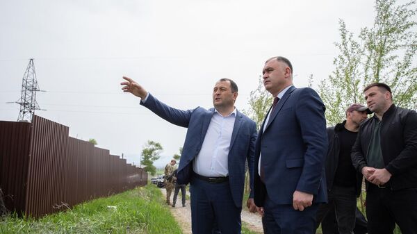 Президент Алан Гаглоев проинспектировал ход работ по замене старых опор ЛЭП - Sputnik Южная Осетия