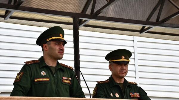 Врид министра обороны РЮО Инал Сабанов (слева)  - Sputnik Южная Осетия