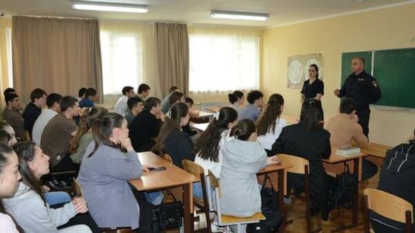 Встреча инспекторов УГИБДД со старшеклассниками цхинвальских школ  - Sputnik Южная Осетия
