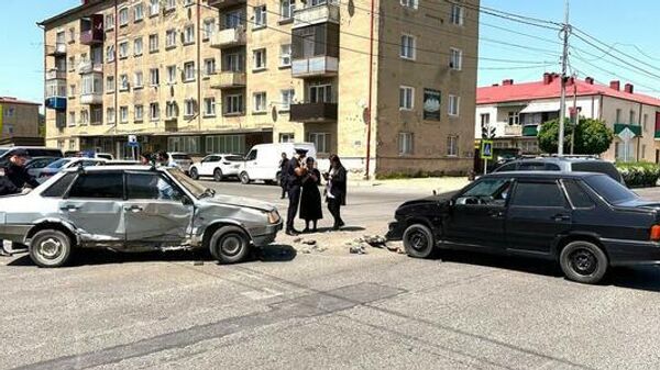 Последствия ДТП на перекрестке улиц Героев-Таболова в Цхинвале  - Sputnik Южная Осетия