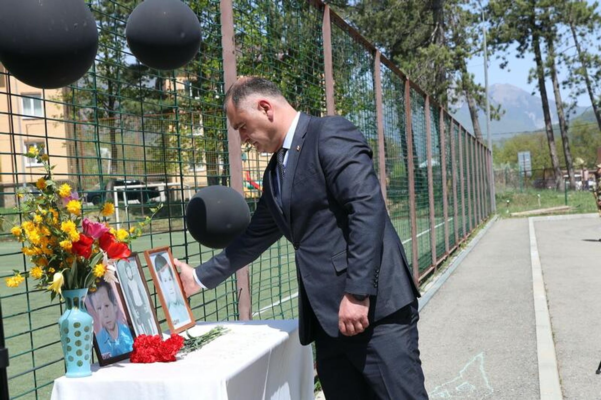 Траурные мероприятия в поселке Дзау в память жертв землетрясения 29 апреля 1991 года  - Sputnik Южная Осетия, 1920, 29.04.2024