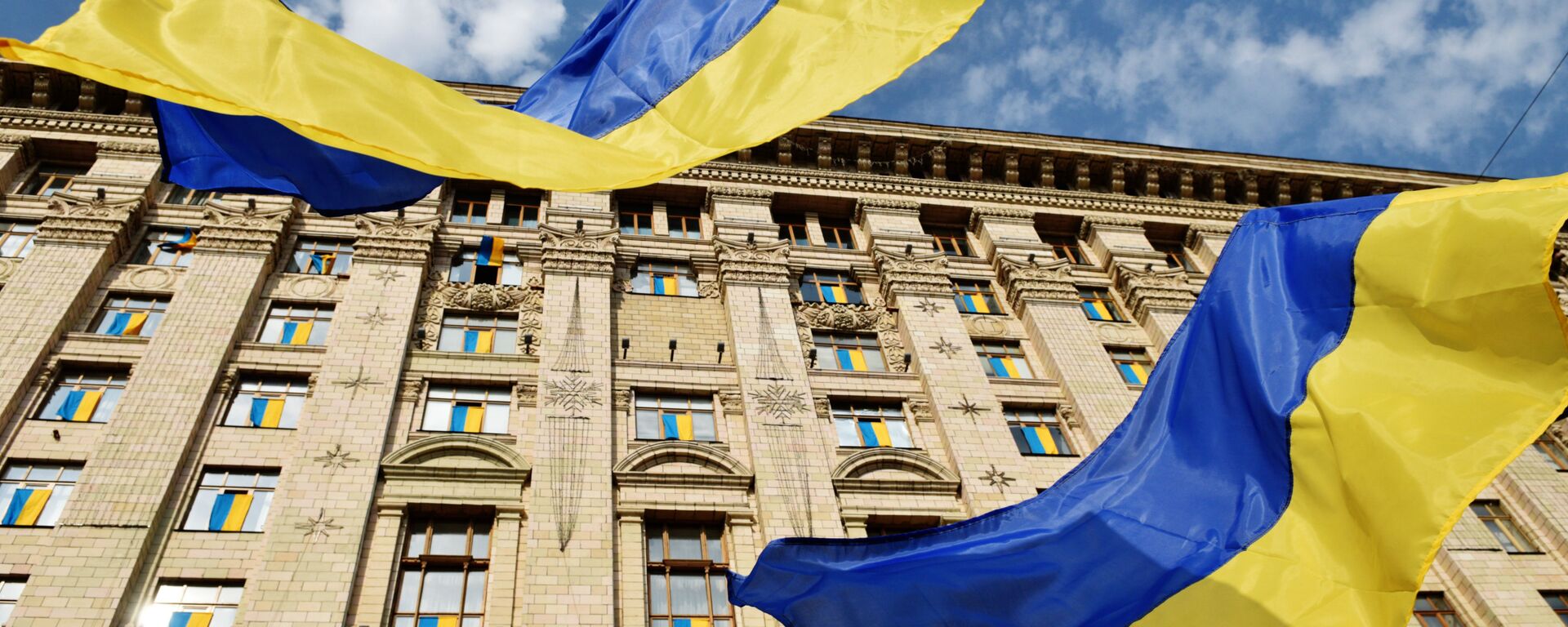 Флаги у Киевской городской администрации - Sputnik Южная Осетия, 1920, 28.10.2025