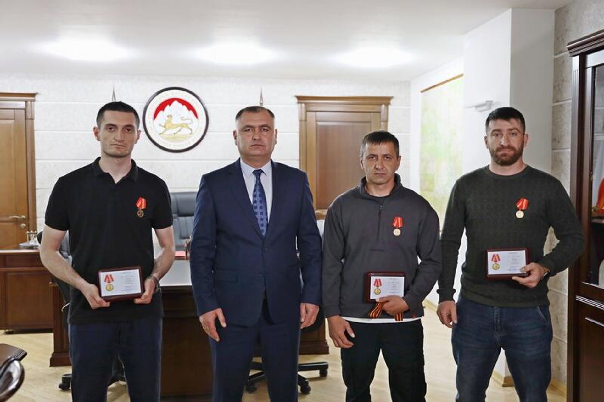 Президент Южной Осетии Алан Гаглоев наградил медалями троих участников СВО - Sputnik Южная Осетия, 1920, 03.05.2024