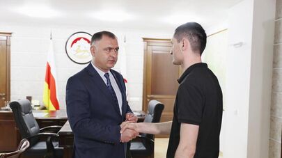 Президент Южной Осетии Алан Гаглоев наградил медалями троих участников СВО