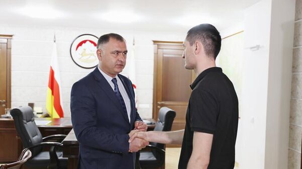 Президент Южной Осетии Алан Гаглоев наградил медалями троих участников СВО - Sputnik Южная Осетия