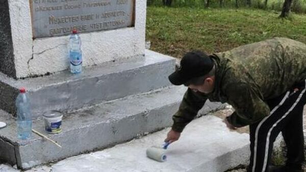 Милиционер благоустраивает памятник павшим участникам Великой Отечественной войны  - Sputnik Южная Осетия