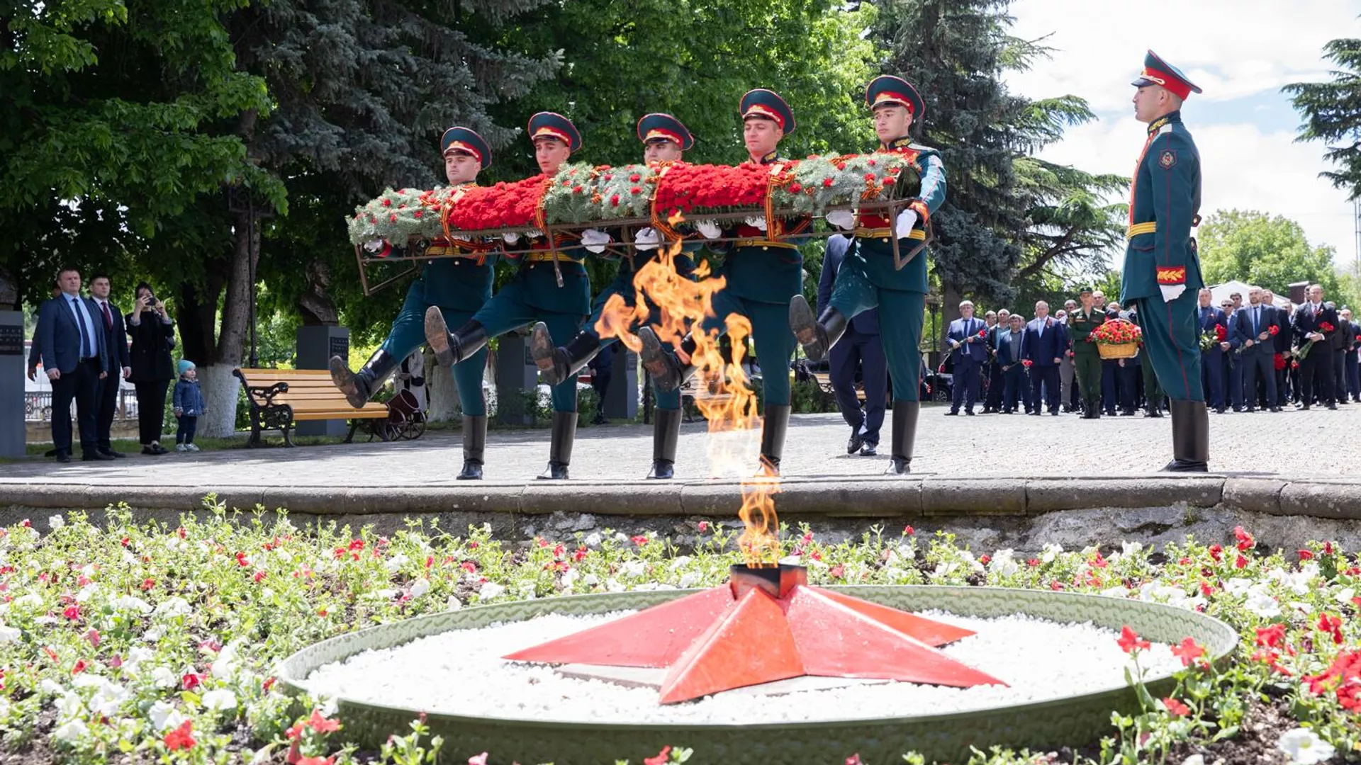 Церемония возложения Гирлянды Славы и Памяти к Обелиску павшим в годы Великой Отечественной войны