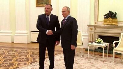 Президент РЮО Алан Гаглоев и президент РФ Владимир Путин