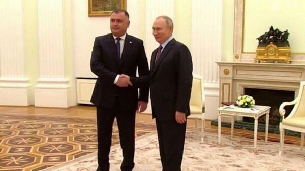 Президент РЮО Алан Гаглоев и президент РФ Владимир Путин - Sputnik Южная Осетия