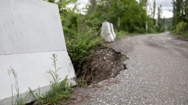 Дорога, поврежденная в результате проливных дождей. Архивное фото - Sputnik Южная Осетия