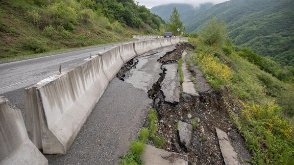 Дорога, поврежденная в результате проливных дождей - Sputnik Южная Осетия