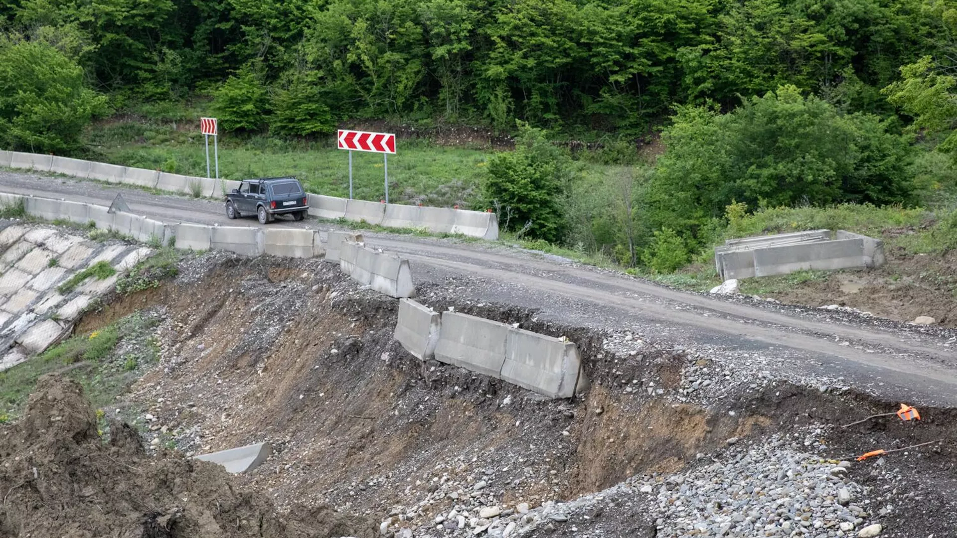 Дорога, поврежденная в результате проливных дождей