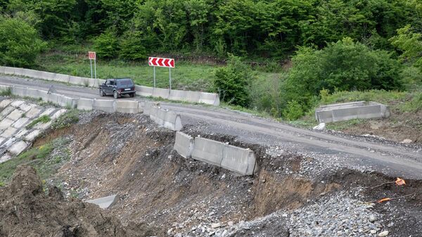 Дорога, поврежденная в результате проливных дождей - Sputnik Южная Осетия