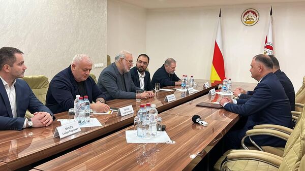 Президент РЮО Алан Гаглоев принял иранского бизнесмена Сейеда Саджади - Sputnik Южная Осетия