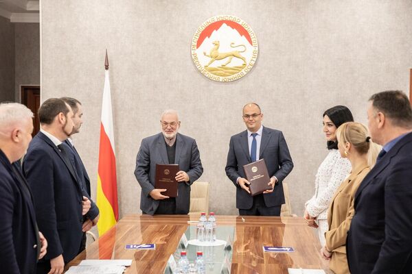 Подписание меморандума с иранской делегацией в правительстве Южной Осетии - Sputnik Южная Осетия