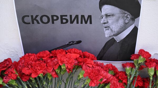 Цветы в память о президенте Ирана Эбрахиме Раиси - Sputnik Южная Осетия