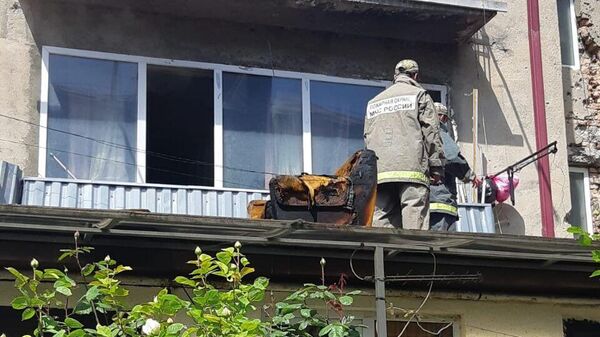 Пожарные тушат огонь в квартире на улице Исака в Цхинвале  - Sputnik Южная Осетия