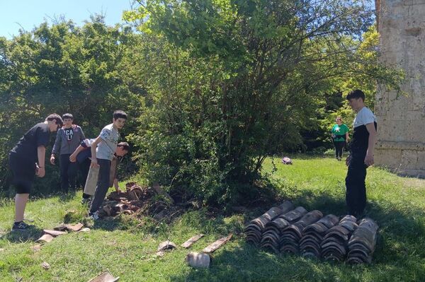 Экологическая акция по уборке территории старинного храма Пресвятой Богородицы в селе Циркол - Sputnik Южная Осетия