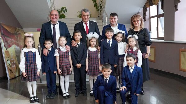 Глава Северной Осетии поздравил выпускников своей родной школы в Алагире  - Sputnik Южная Осетия
