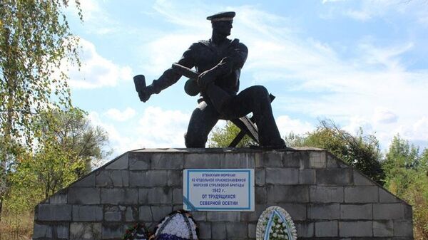 Мемориальный памятник морякам 62 стрелковой бригады в станице Архонская - Sputnik Южная Осетия