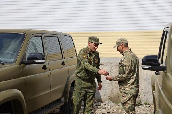 Президент РЮО посетил Минобороны и передал ведомству автомобили УАЗ  - Sputnik Южная Осетия