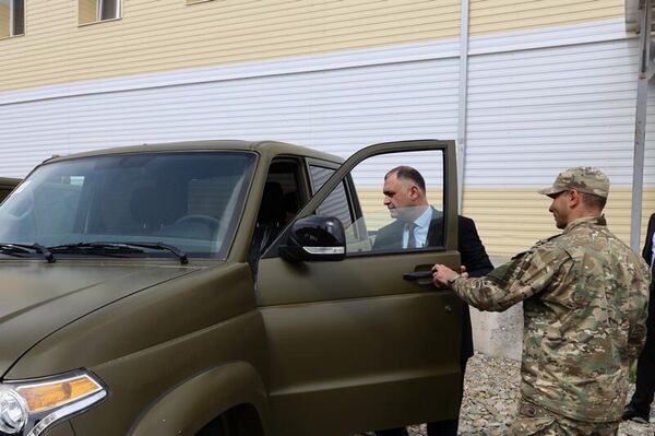 Президент РЮО посетил Минобороны и передал ведомству автомобили УАЗ  - Sputnik Южная Осетия