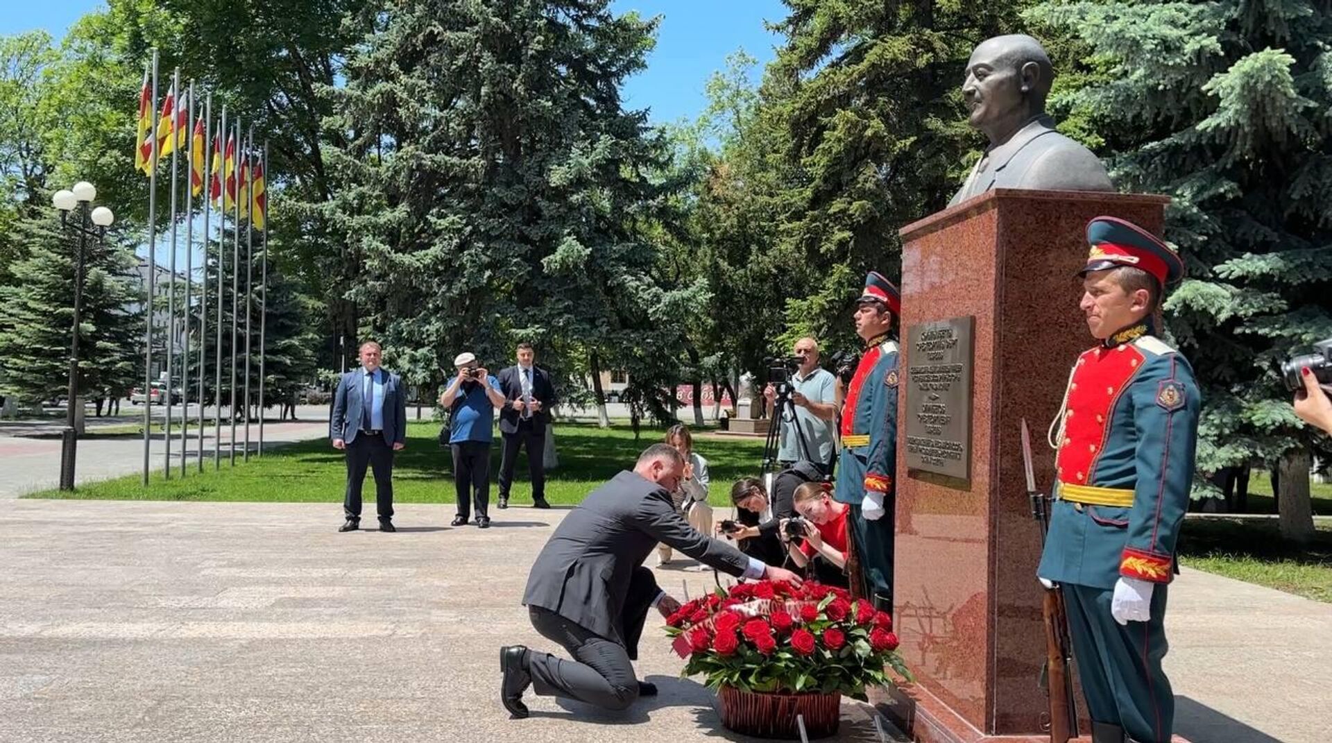 В Цхинвале возложили цветы к бюсту первого руководителя Южной Осетии Тореза Кулумбегова - Sputnik Южная Осетия, 1920, 29.05.2024
