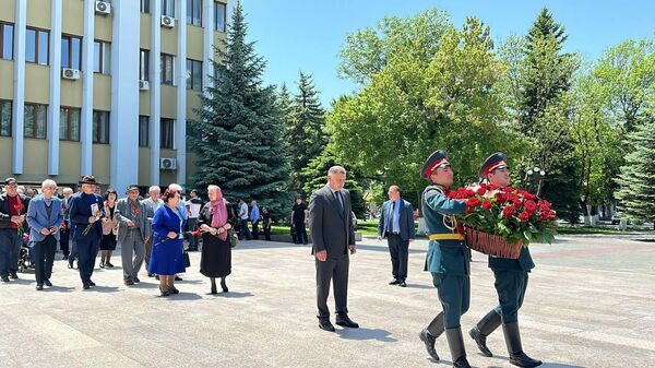 В Цхинвале возложили цветы к бюсту первого руководителя Южной Осетии Тореза Кулумбегова - Sputnik Южная Осетия