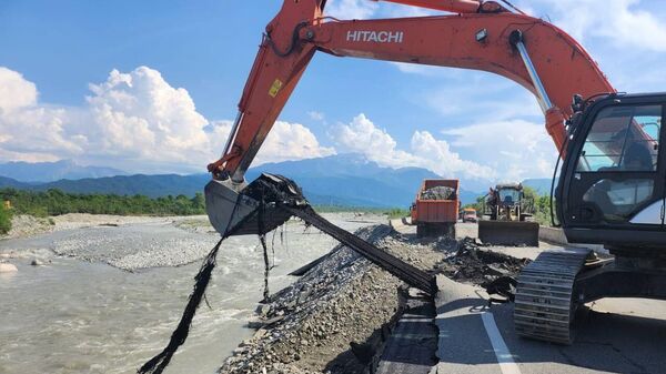 Дорожники восстанавливают участок Транскама в Алагирском районе Северной Осетии  - Sputnik Южная Осетия
