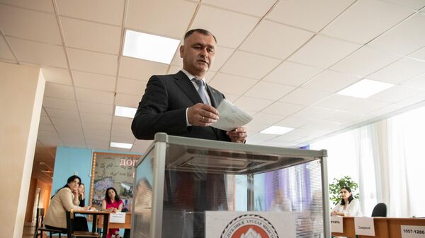 Президент Алан Гаглоев голосует на выборах в парламент РЮО. Архивное фото  - Sputnik Южная Осетия