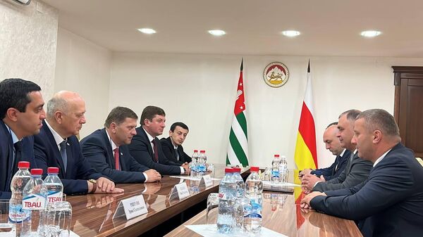 Президент Южной Осетии Алан Гаглоев принял делегацию из Абхазии - Sputnik Южная Осетия