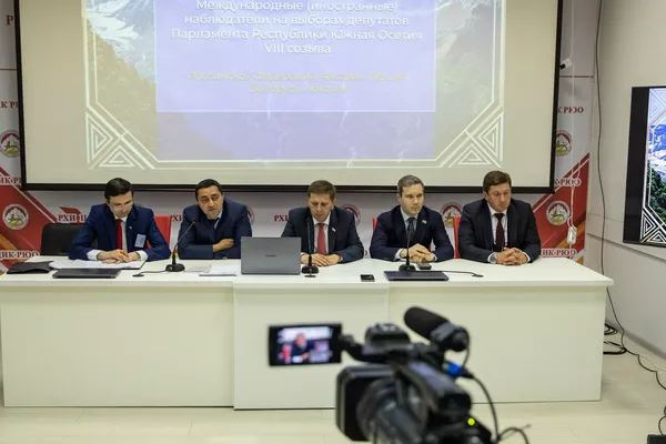 Группа наблюдателей из Абхазии на пресс-конференции Группа наблюдателей из Абхазии на пресс-конференции - Sputnik Южная Осетия