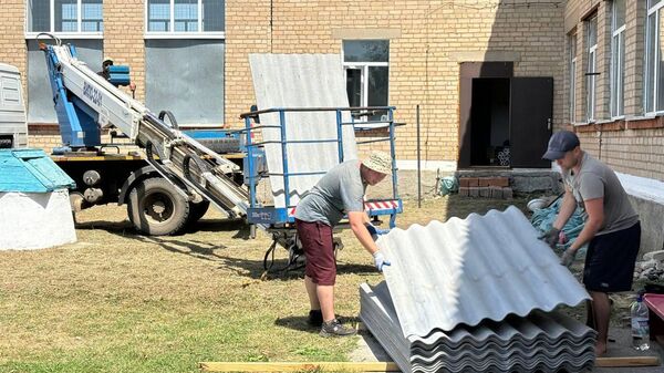 Строители из Северной Осетии капитально ремонтируют школу в селении Панфиловка - Sputnik Южная Осетия