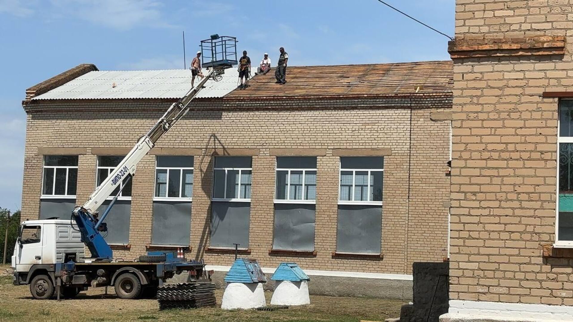 Строители из Северной Осетии капитально ремонтируют школу в селении Панфиловка - Sputnik Южная Осетия, 1920, 13.06.2024