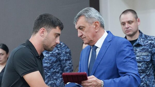 Глава Северной Осетии Сергей Меняйло передал награды семьям погибших при исполнении воинского долга военнослужащих - Sputnik Южная Осетия