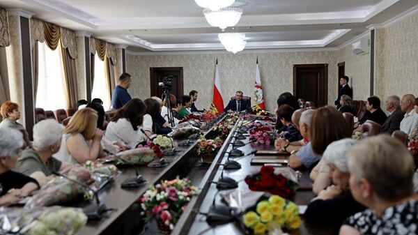 Встреча президента РЮО Алана Гаглоева с медицинскими работниками  - Sputnik Южная Осетия