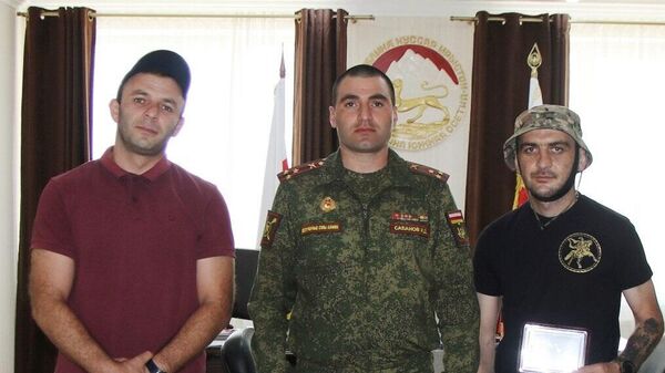 Участника СВО Азамата Кочиева награждают медалью “Защитнику Отечества - Sputnik Южная Осетия