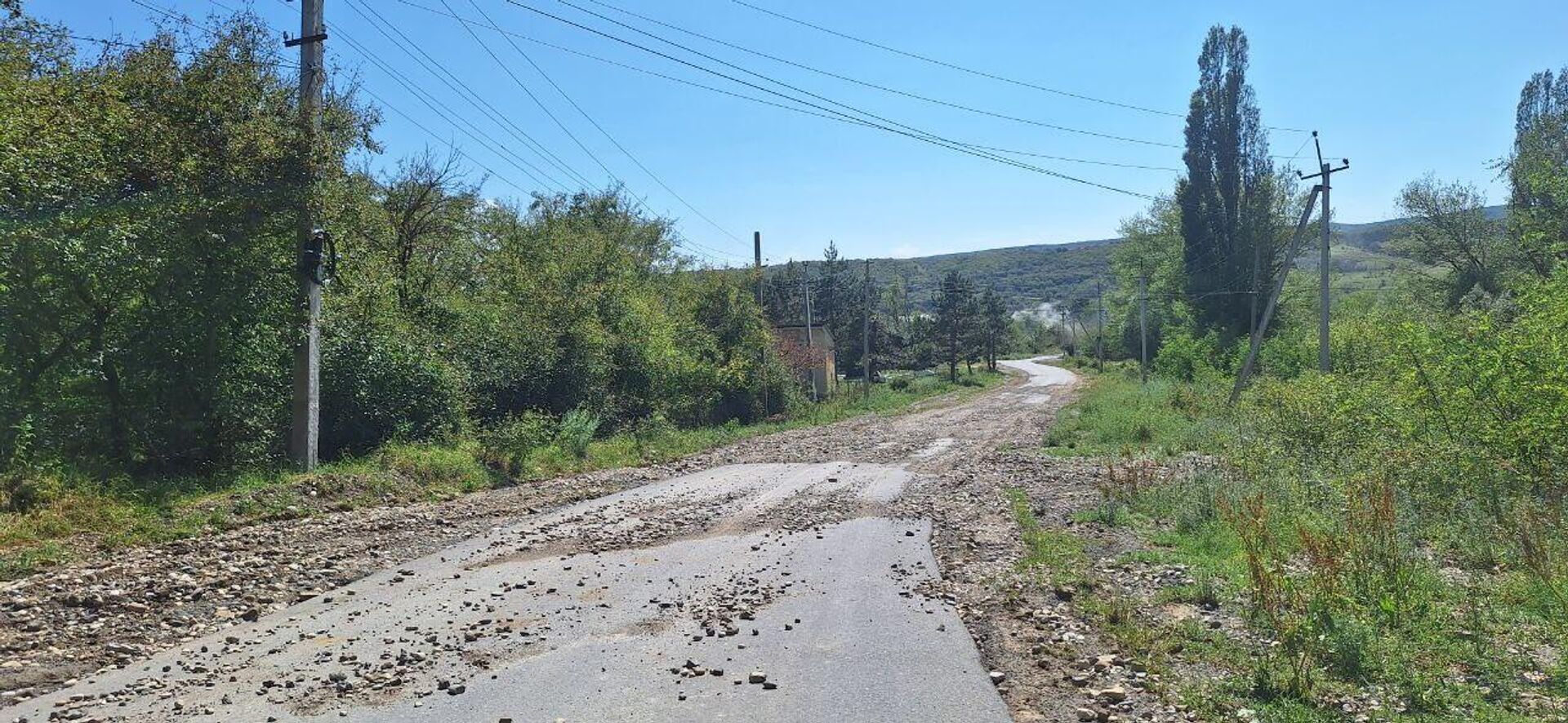 Проливные дожди в Цхинвальском районе Южной Осетии нанесли ущерб дорожной инфраструктуре - Sputnik Южная Осетия, 1920, 19.06.2024