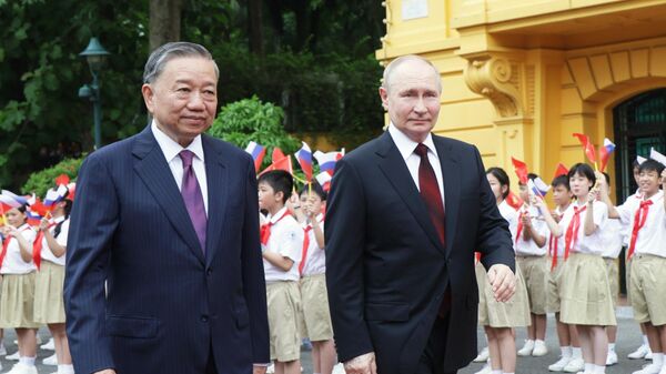 Президент России Владимир Путин и президент Вьетнама То Лам на встрече в Ханое - Sputnik Южная Осетия