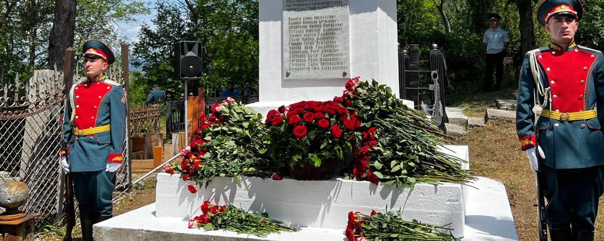 В Южной Осетии возложили цветы к памятнику 13 коммунарам на Згудерском кладбище  - Sputnik Южная Осетия, 1920, 20.06.2024