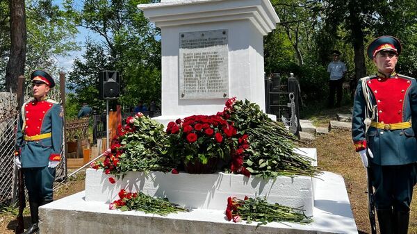 В Южной Осетии возложили цветы к памятнику 13 коммунарам на Згудерском кладбище  - Sputnik Южная Осетия