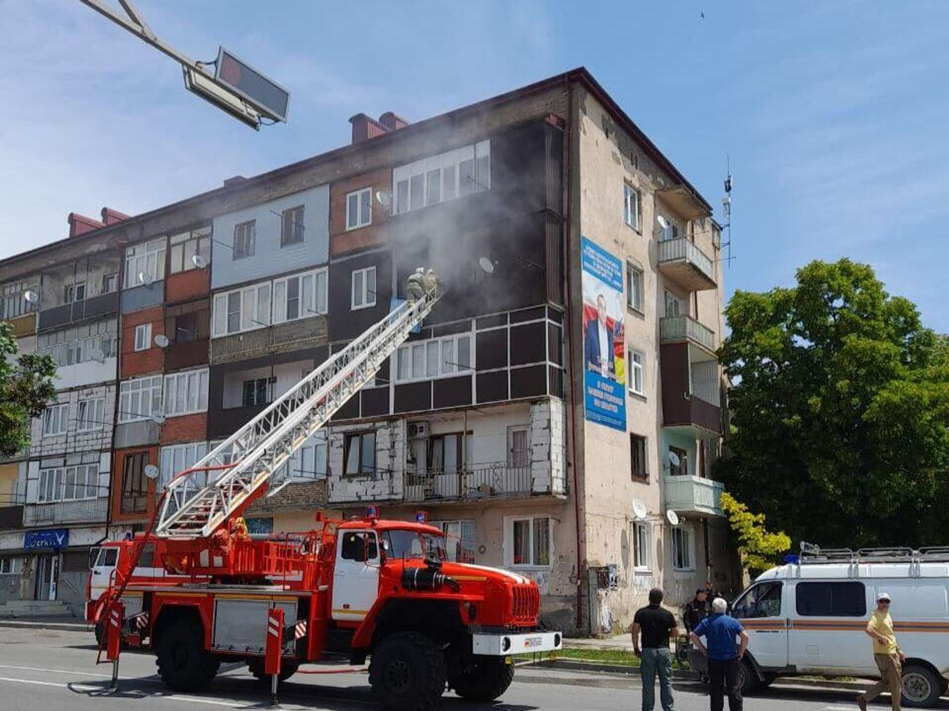 Пожарные потушили огонь в многоквартирном доме в Цхинвале, погиб житель  столицы - 20.06.2024, Sputnik Южная Осетия