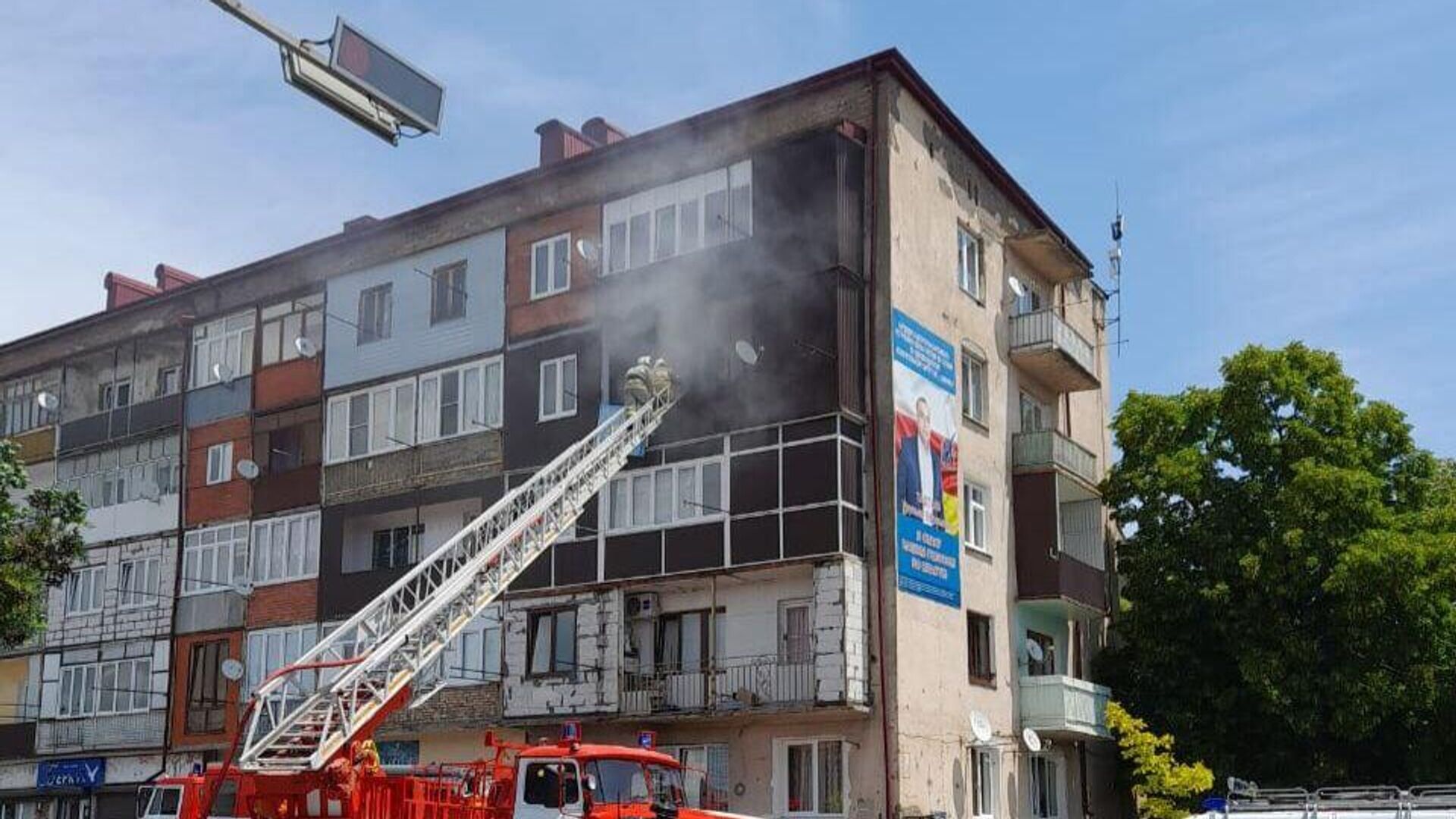 Пожарные потушили огонь в многоквартирном доме в Цхинвале, погиб житель  столицы - 20.06.2024, Sputnik Южная Осетия