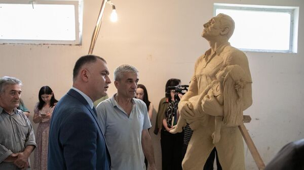 Президент Алан Гаглоев ознакомился с процессом работы над памятником жертвам трагедии в Беслане - Sputnik Южная Осетия