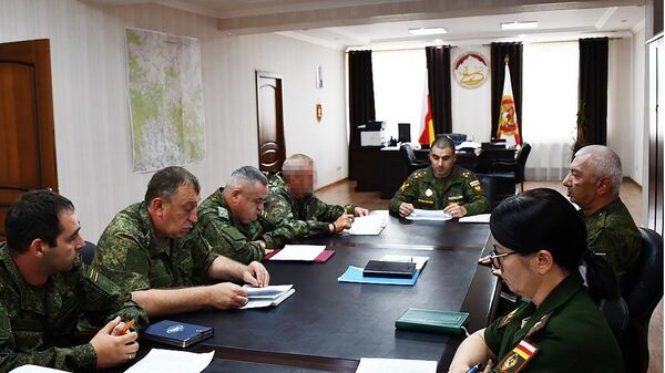 Врид министра обороны РЮО Инал Сабанов (в центре) провел аттестацию офицеров  - Sputnik Южная Осетия