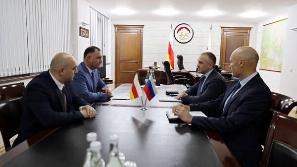 Президент Алан Гаглоев встретился с замминистра экономического развития РФ Дмитрием Вольвачем - Sputnik Южная Осетия