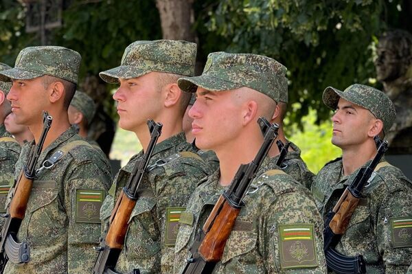 Торжественная церемония приведения присяги роты молодого пополнения ВС РЮО - Sputnik Южная Осетия